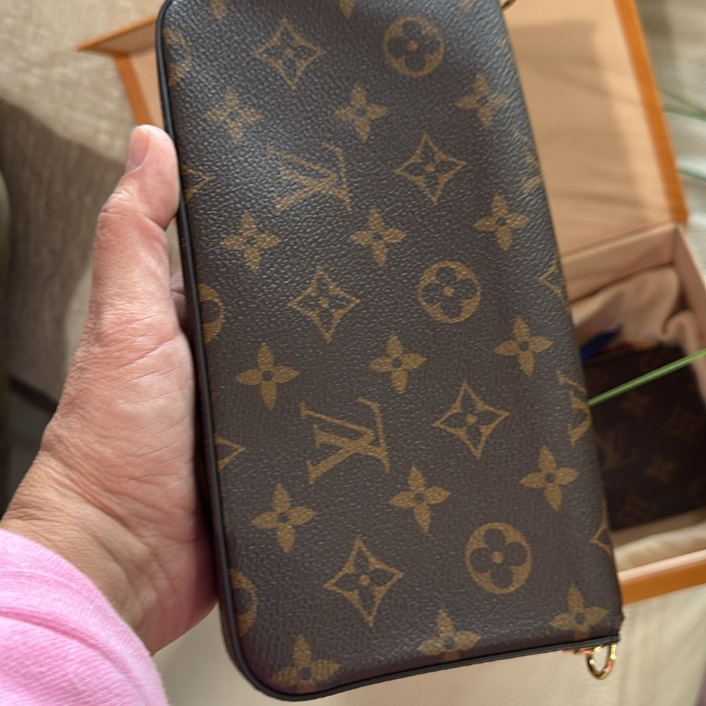 Authentic LV Felicie Pochette!!! With zippered insert, Chain, dust bag and box - Picture 4 of 17